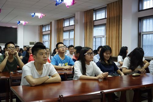 看革命电影,忆峥嵘岁月——新葡的京官网研究生党支部“两学一做”活动记
